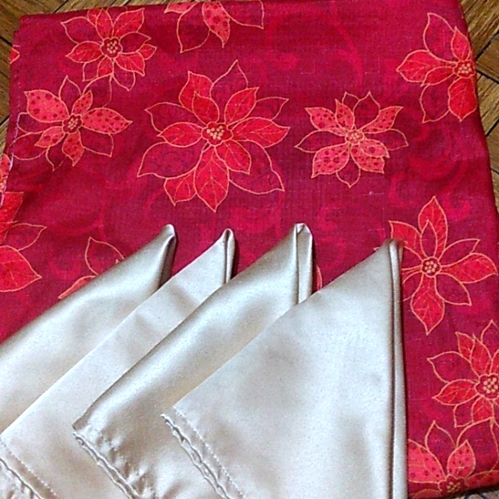 Christmas Poinsettia tablecloth & 4 napkins